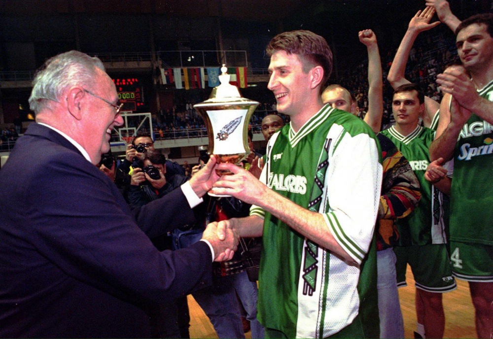 Pariz u susret Olimpijskim igrama otvorio vrata za NBA, 33 godine posle prvog gosta otuda: Lejkersi 1991. sa Medžikom i Divcem, s kojim Perasović nije hteo ni da se pozdravi 3