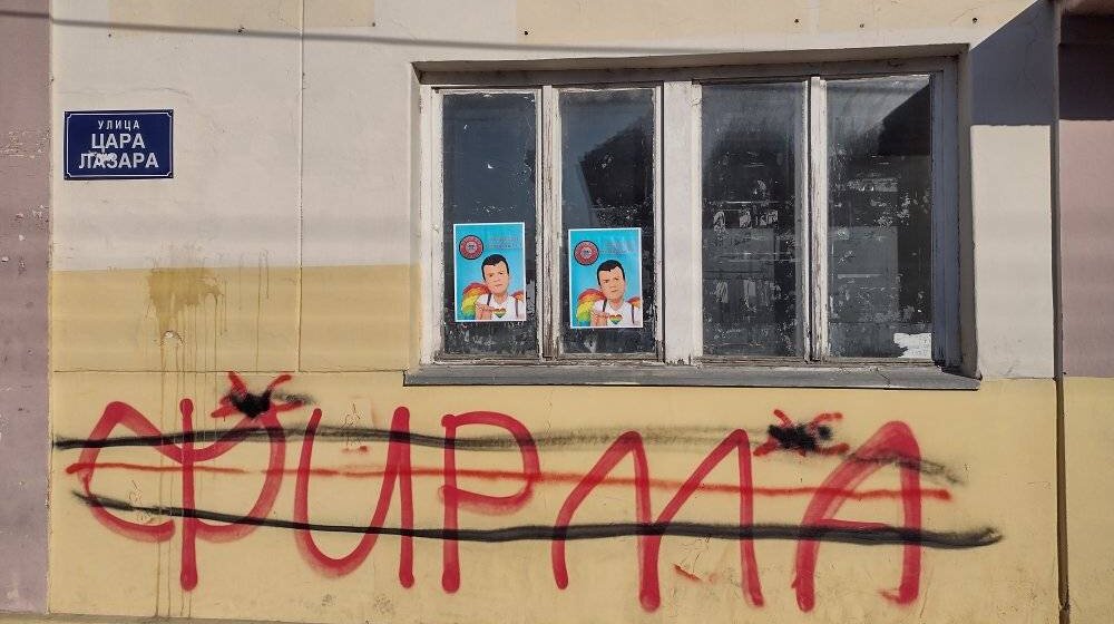 Pokret Bravo!: Policija i tužilaštvo da reaguju povodom uvredljivih plakata sa likom aktiviste Dalibora Ćalića 1