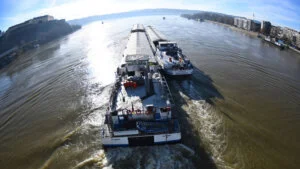 Sprečena nezgoda na Dunavu: Brod sa više od 800 tona đubriva uspešno odsukan i otpremljen u Srbiju 3