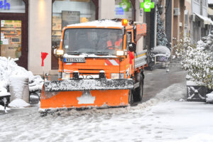 Svi putni pravci u Čačku i okolini su očišćeni od snega i prohodni, a saobraćaj se odvija bez problema, saopštilo je danas čačansko Javno preduzeće "Gradac".