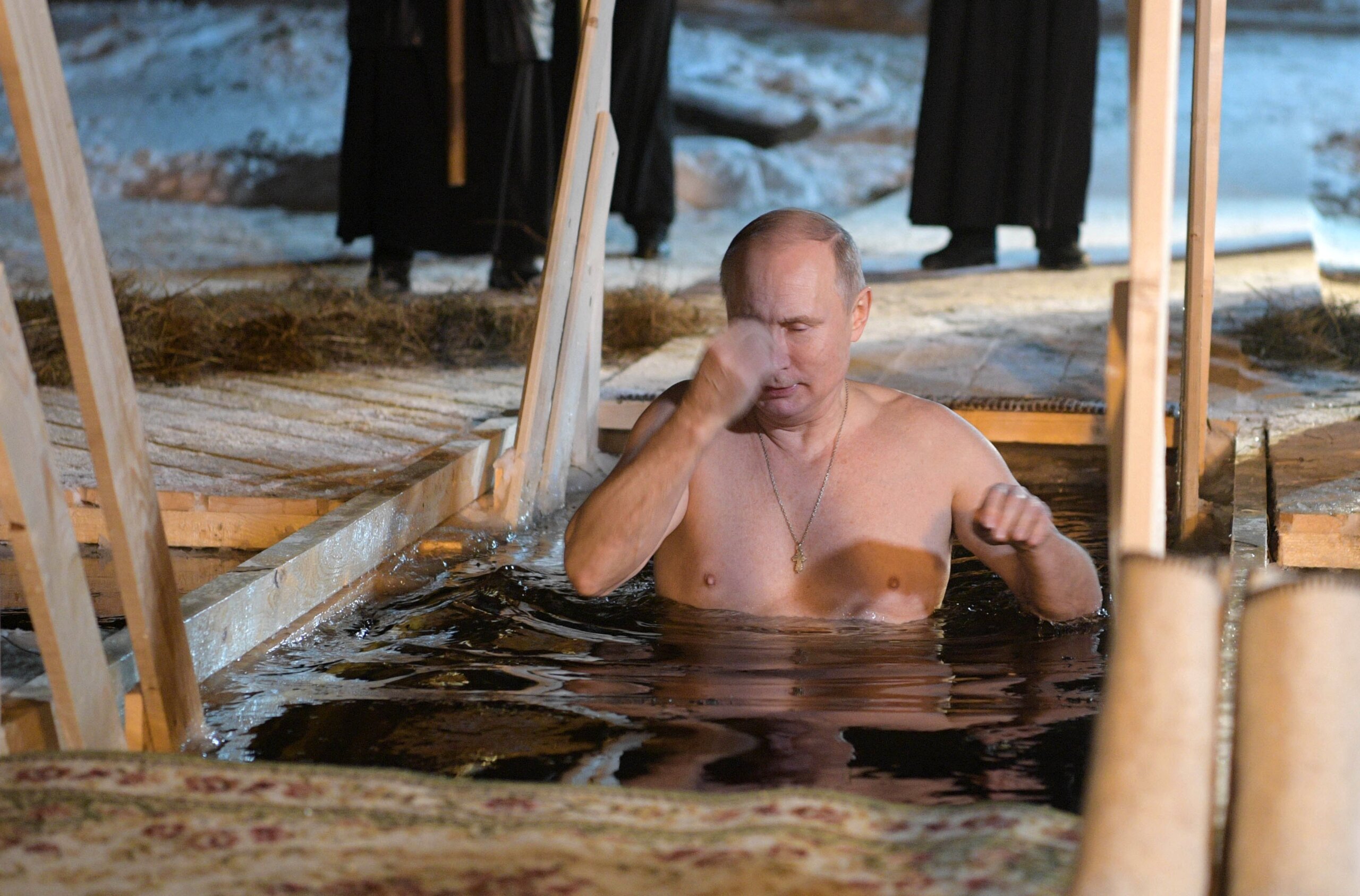 Putin obeležio Bogojavljenje kupanjem u ledenoj vodi 2