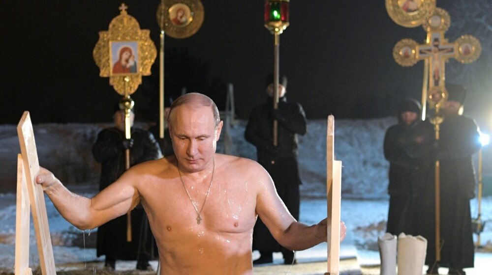 Putin obeležio Bogojavljenje kupanjem u ledenoj vodi 1