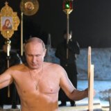 Putin obeležio Bogojavljenje kupanjem u ledenoj vodi 4