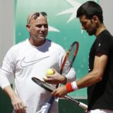 Kad je Đoković sreo Agasija u hodnicima "Rod Lejvera": Srdačan zagrljaj najboljeg tenisera sveta sa svojim nekadašnjim trenerom (VIDEO) 4