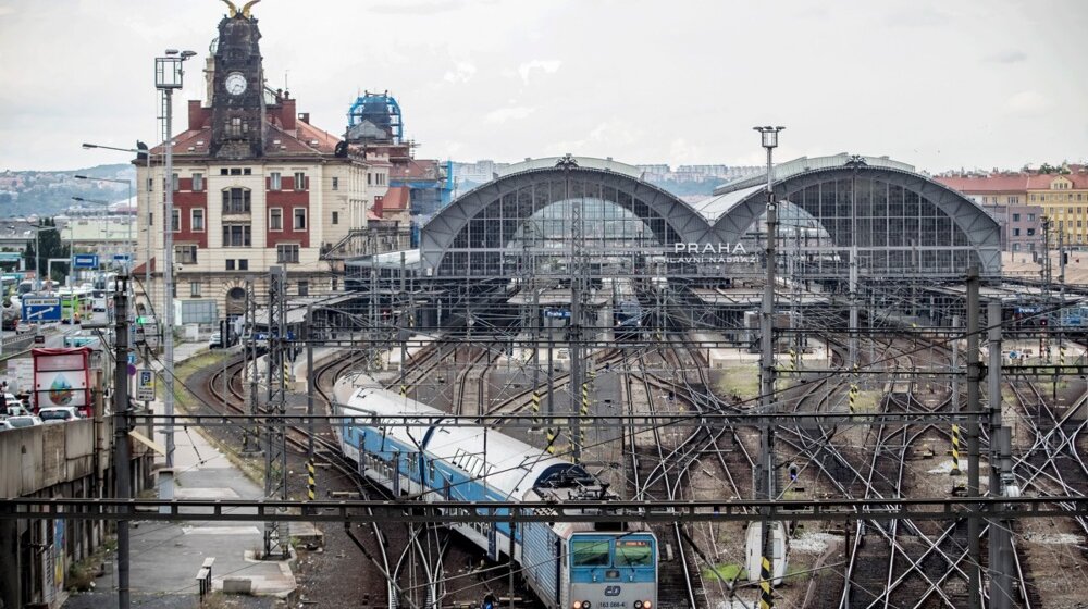 Sudar brzog voza i kamiona na istoku Češke: Poginuo mašinovođa, povređeno najmanje 15 osoba 1