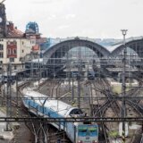 Sudar brzog voza i kamiona na istoku Češke: Poginuo mašinovođa, povređeno najmanje 15 osoba 1