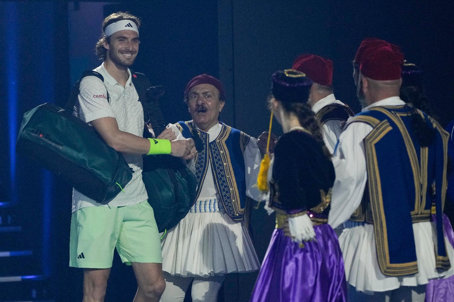 Užičko na "Rod Lejveru", harmonikaš, cika i vriska oduševljene publike: Đoković poveo kolo sa folklorom u srpskoj narodnoj nošnji (VIDEO) 2