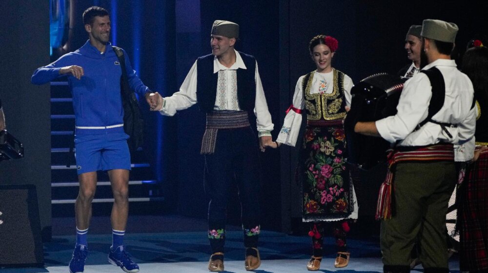 Užičko na "Rod Lejveru", harmonikaš, cika i vriska oduševljene publike: Đoković poveo kolo sa folklorom u srpskoj narodnoj nošnji (VIDEO) 1