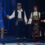 Užičko na "Rod Lejveru", harmonikaš, cika i vriska oduševljene publike: Đoković poveo kolo sa folklorom u srpskoj narodnoj nošnji (VIDEO) 3