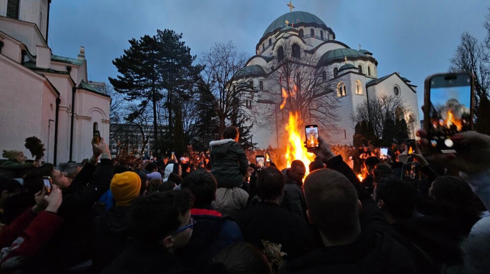 Badnje veče u Srbiji – pale se badnjaci ispred hramova (FOTO) 1