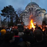 Badnje veče u Srbiji – pale se badnjaci ispred hramova (FOTO) 10