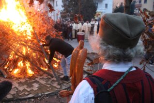 Badnje veče u Srbiji – pale se badnjaci ispred hramova (FOTO) 2