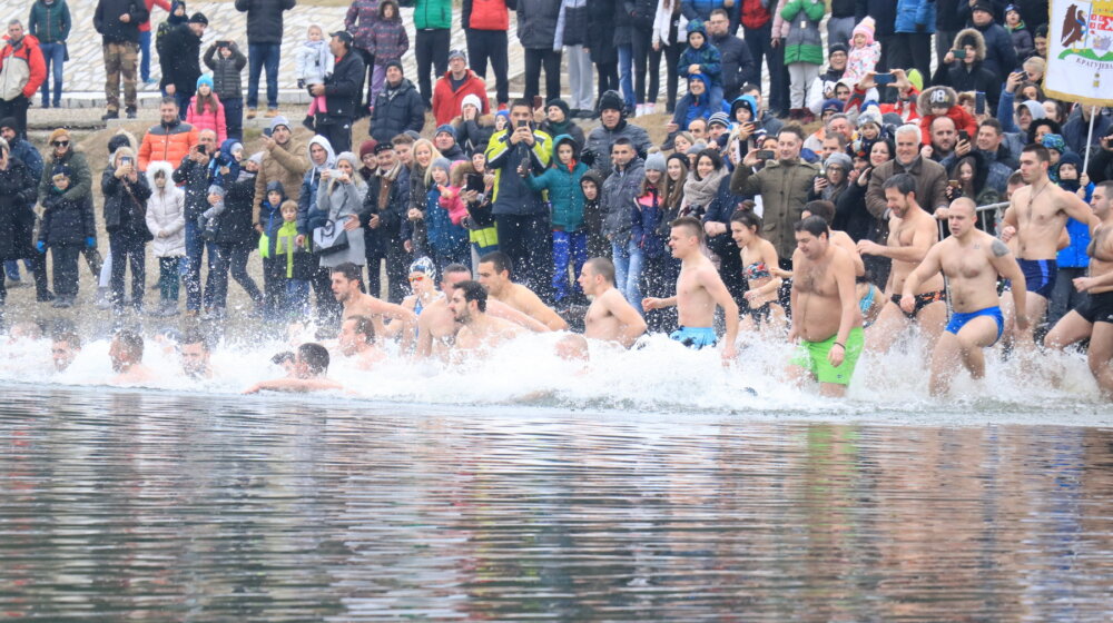 Čak 111 plivača i plivačica na Bogojavljanje u Kragujevcu 1