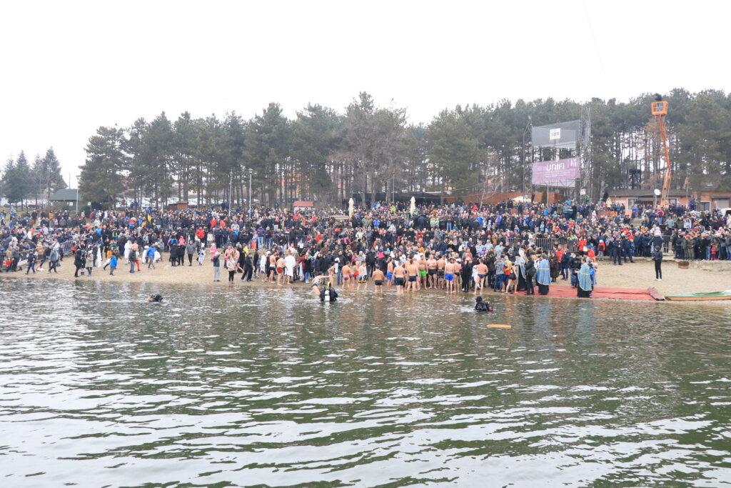 Čak 111 plivača i plivačica na Bogojavljanje u Kragujevcu 2 Čak 111 plivača i plivačica na Bogojavljanje u Kragujevcu 2