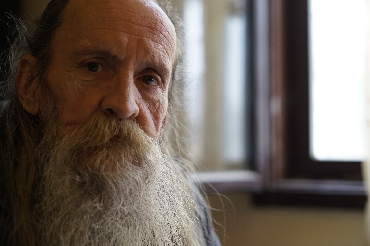 Geza Vereckei Poznati novosadski slikar Geza Vereckei na meti huligana: Grupa mladića već danima kamenuje objekte u Kineskoj četvrti gde žive beskućnici 2