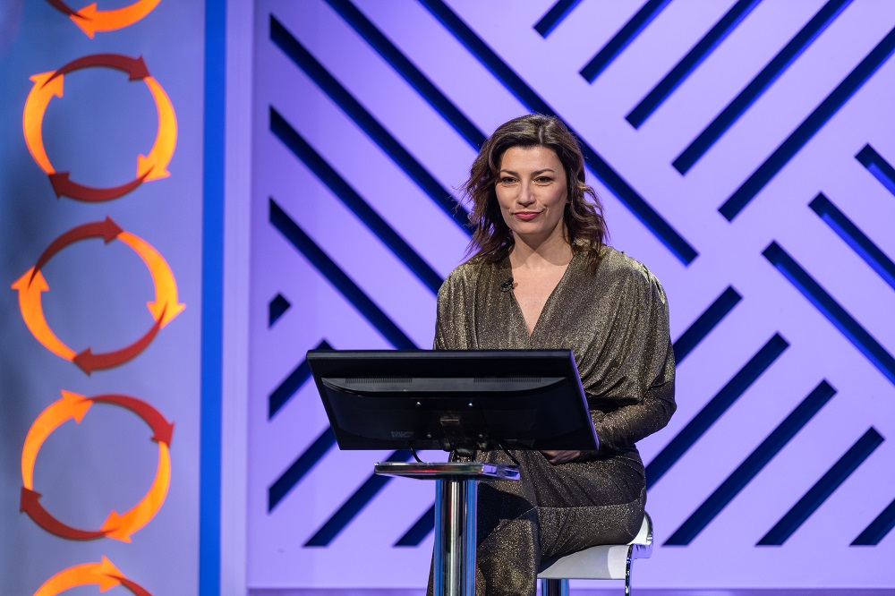 TV lica Nove u kvizu „Totalni obrt“ prikupila novac za ranjene u Duboni i Malom Orašju 2 TV lica Nove u kvizu „Totalni obrt“ prikupila novac za ranjene u Duboni i Malom Orašju 1