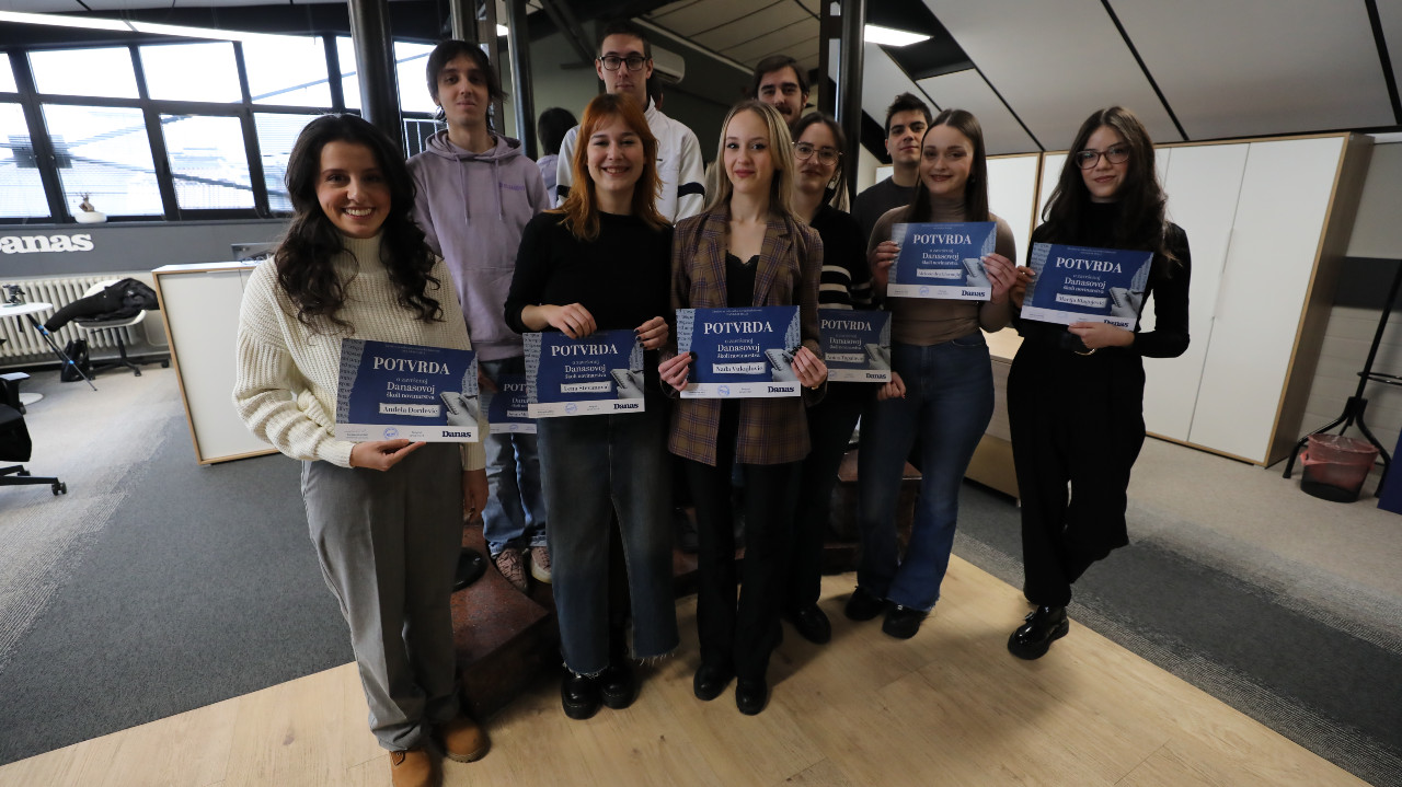 Dodeljene potvrde polaznicima treće generacije Danasove škole novinarstva 2