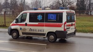 Na Obrenovačkom putu sudar autobusa i automobila: Jedna osoba poginula, osmoro povređenih 8