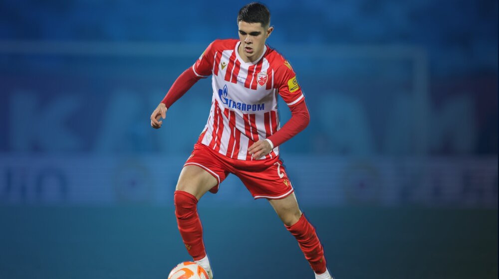 Pet klupskih takmičenja i punoletstvo u jednom polugođu: Ko je Kosta Nedeljković, desni bek koga je Crvena zvezda prodala u Aston Vilu za 9.000.000 evra? 1