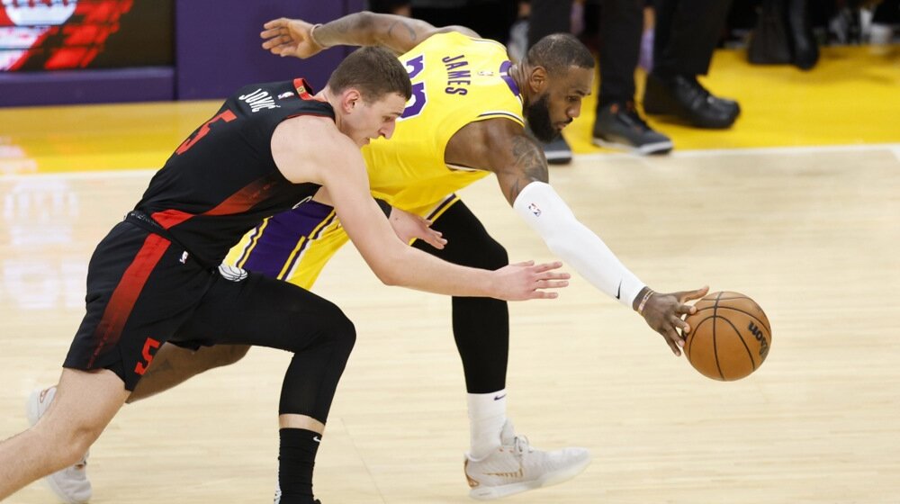 Nikola Jović u zagrljaju saigrača, i Erik Spolstra priznaje: Napreduje brže od očekivanog 1