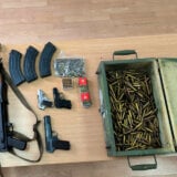 Policija muškarcu iz Kragujevca zaplenila automatsku pušku, karabin i tri pištolja 1