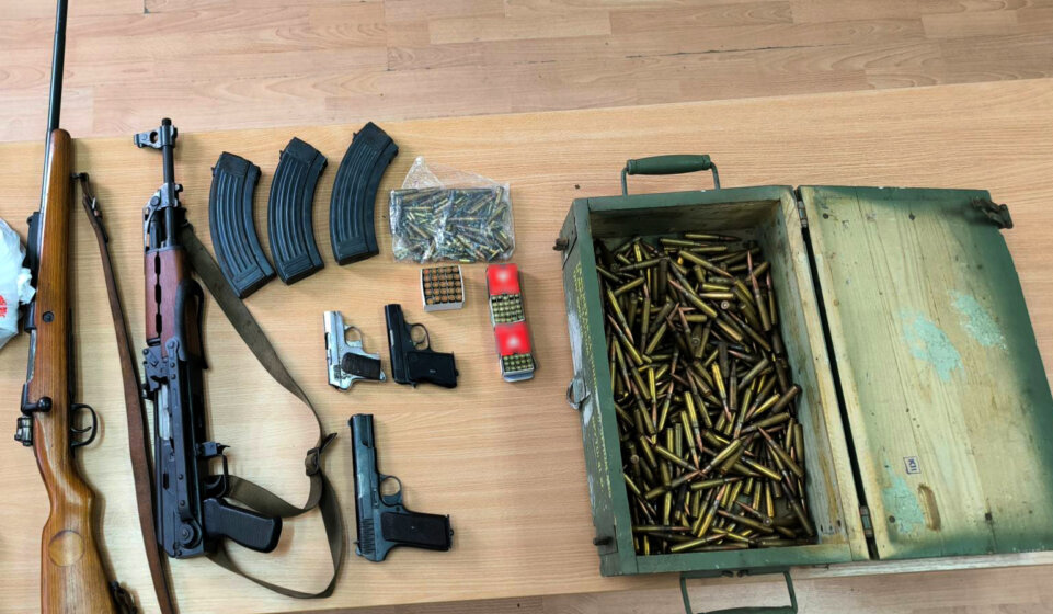Policija muškarcu iz Kragujevca zaplenila automatsku pušku, karabin i tri pištolja 1