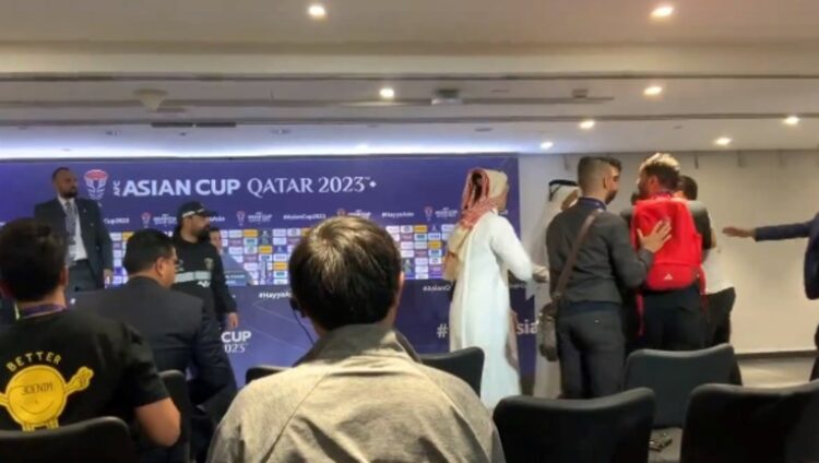 Novinari nasrnuli na selektora posle ispadanja reprezentacije sa Azijskog kupa, obezbeđenje sprečilo fizički obračun (VIDEO) 1