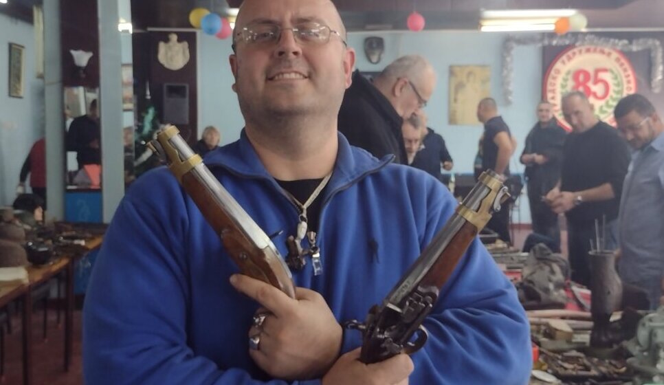 Prošlost na dlanu, nema šta nema - od dedine sablje do nemačkog šlema: Sajam kolekcionarstva i antikviteta u Kragujevcu (FOTO) 1