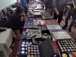 Prošlost na dlanu, nema šta nema - od dedine sablje do nemačkog šlema: Sajam kolekcionarstva i antikviteta u Kragujevcu (FOTO) 2