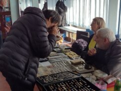 Prošlost na dlanu, nema šta nema - od dedine sablje do nemačkog šlema: Sajam kolekcionarstva i antikviteta u Kragujevcu (FOTO) 3