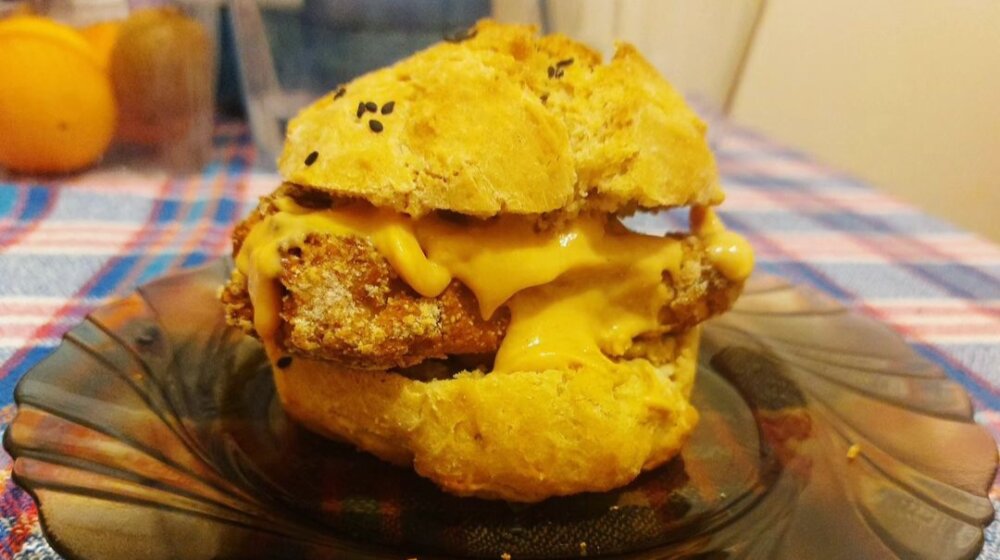 Vege recept: Pileći burger od tofu sira sa domaćom zemičkom 1