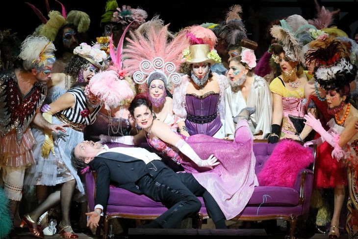 Srećan je onaj ko zaboravi: "Slepi miš" Johana Štrausa, "opereta svih opereta", u Bavarskoj državnoj operi 1