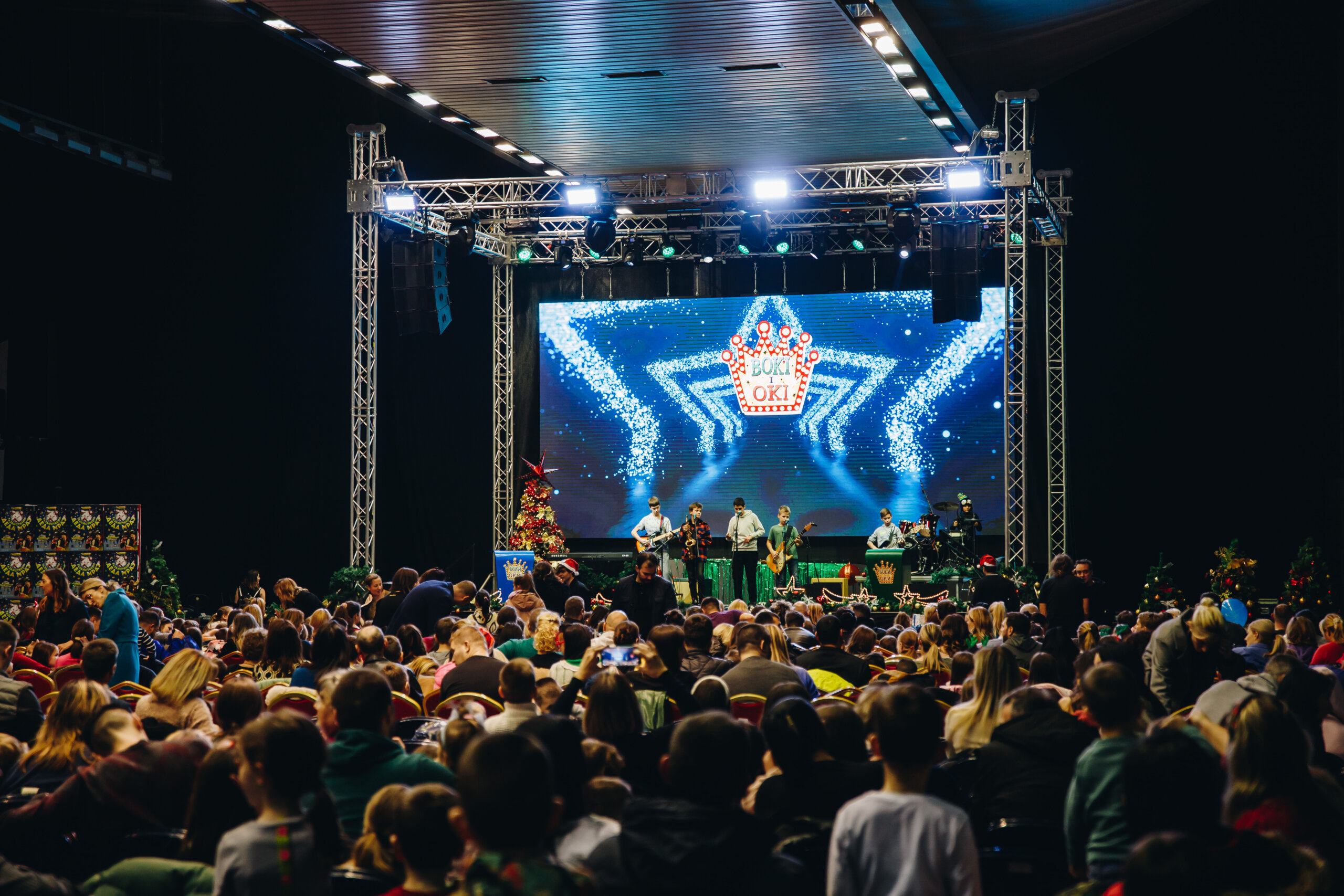 Boki i Oki izmamili mališanima osmehe: "Tajanstveni Deda Mraz" stigao do dece iz osetljivih grupa 2 Boki i Oki izmamili mališanima osmehe: "Tajanstveni Deda Mraz" stigao do dece iz osetljivih grupa 2