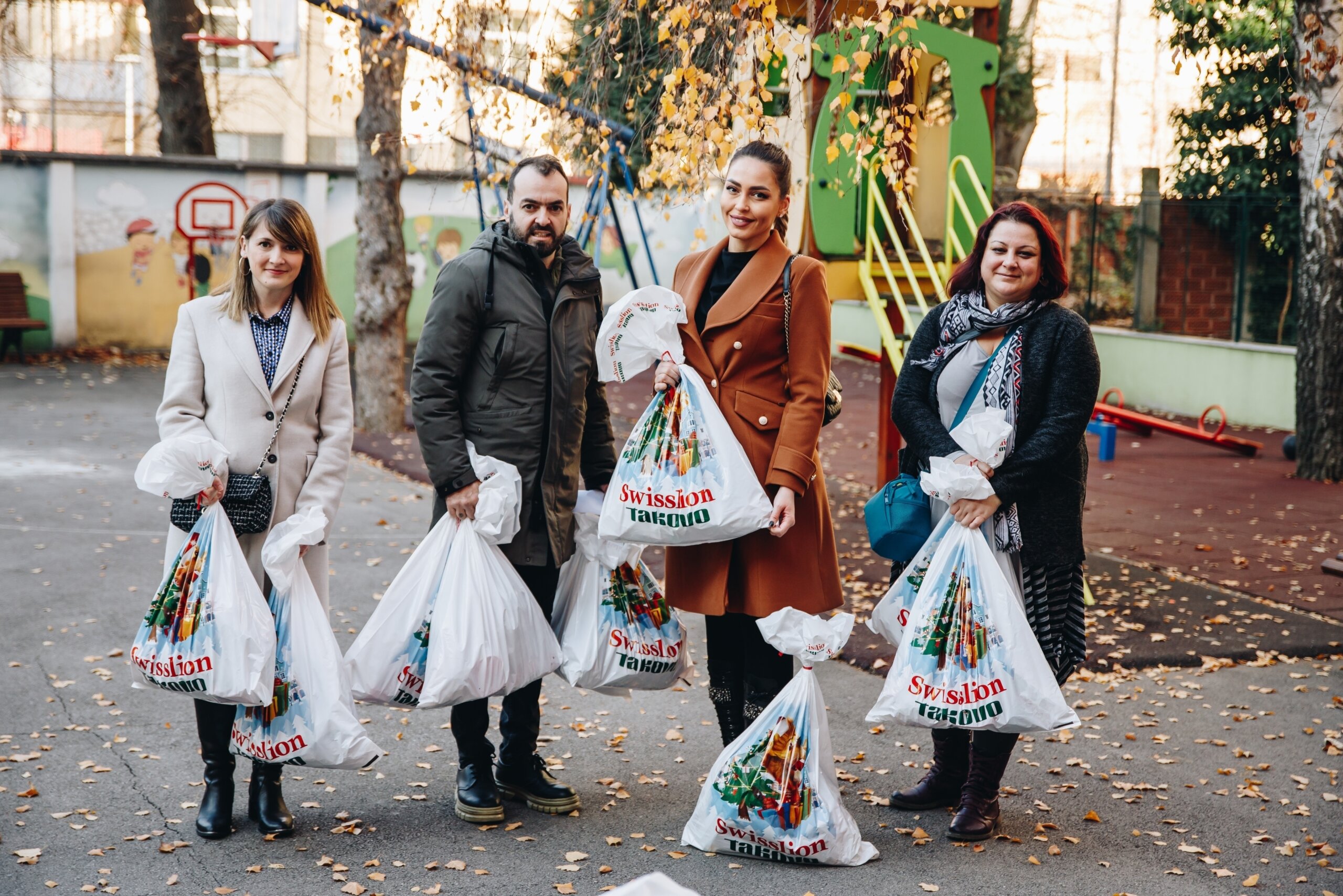 Boki i Oki izmamili mališanima osmehe: "Tajanstveni Deda Mraz" stigao do dece iz osetljivih grupa 3 Boki i Oki izmamili mališanima osmehe: "Tajanstveni Deda Mraz" stigao do dece iz osetljivih grupa 3