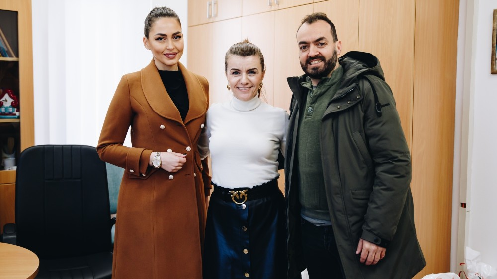 Boki i Oki izmamili mališanima osmehe: "Tajanstveni Deda Mraz" stigao do dece iz osetljivih grupa 4 Boki i Oki izmamili mališanima osmehe: "Tajanstveni Deda Mraz" stigao do dece iz osetljivih grupa 4