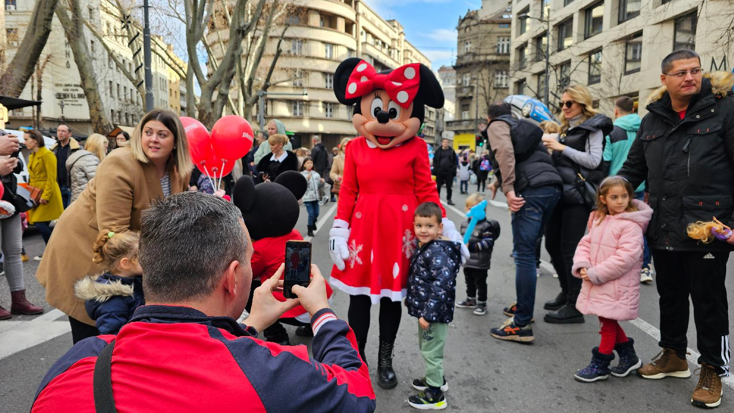 "Ulica otvorenog srca" u Beogradu: Igračke i slatkiši za najmlađe, ali i rakija za odrasle 5