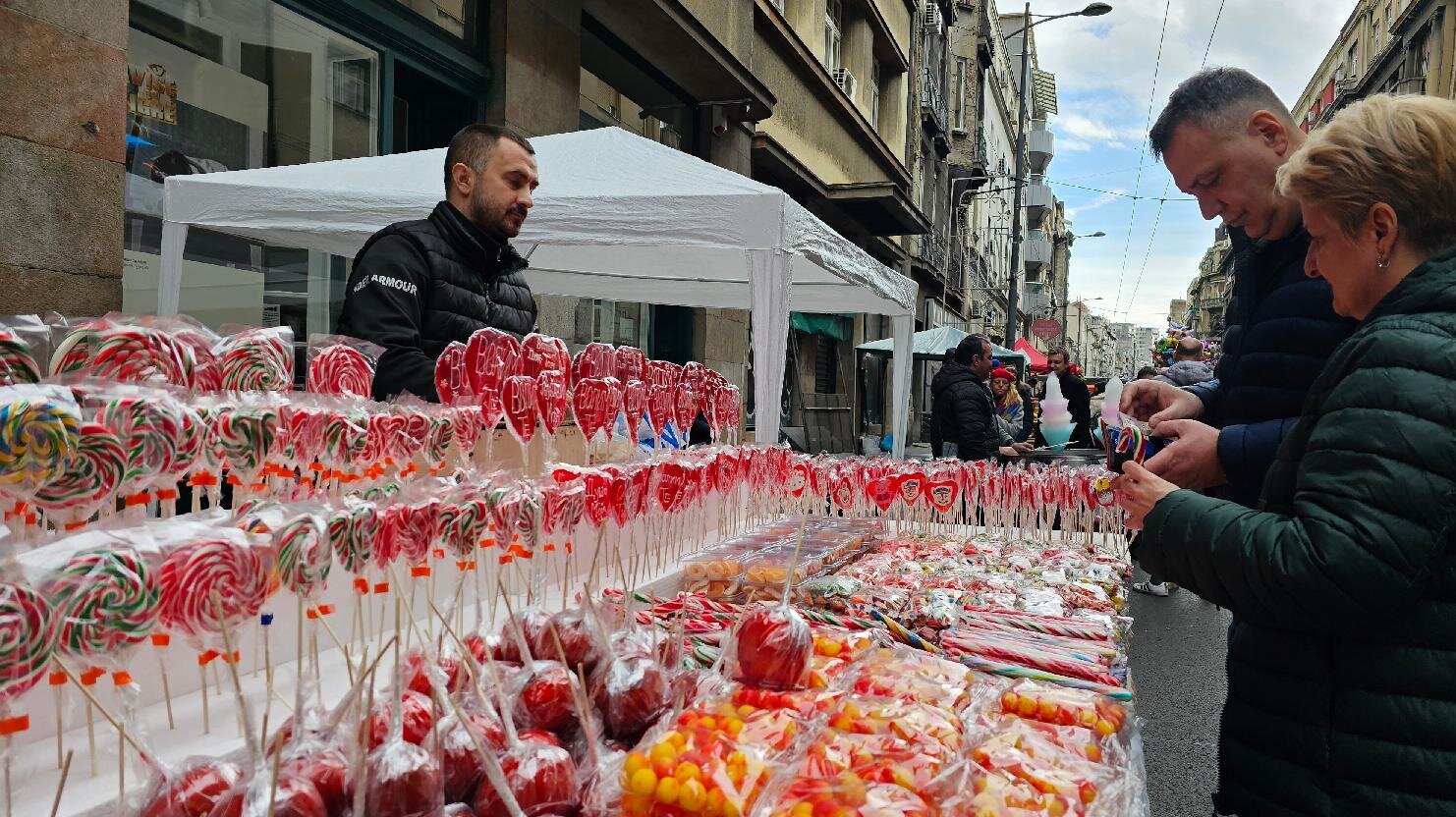 "Ulica otvorenog srca" u Beogradu: Igračke i slatkiši za najmlađe, ali i rakija za odrasle 2