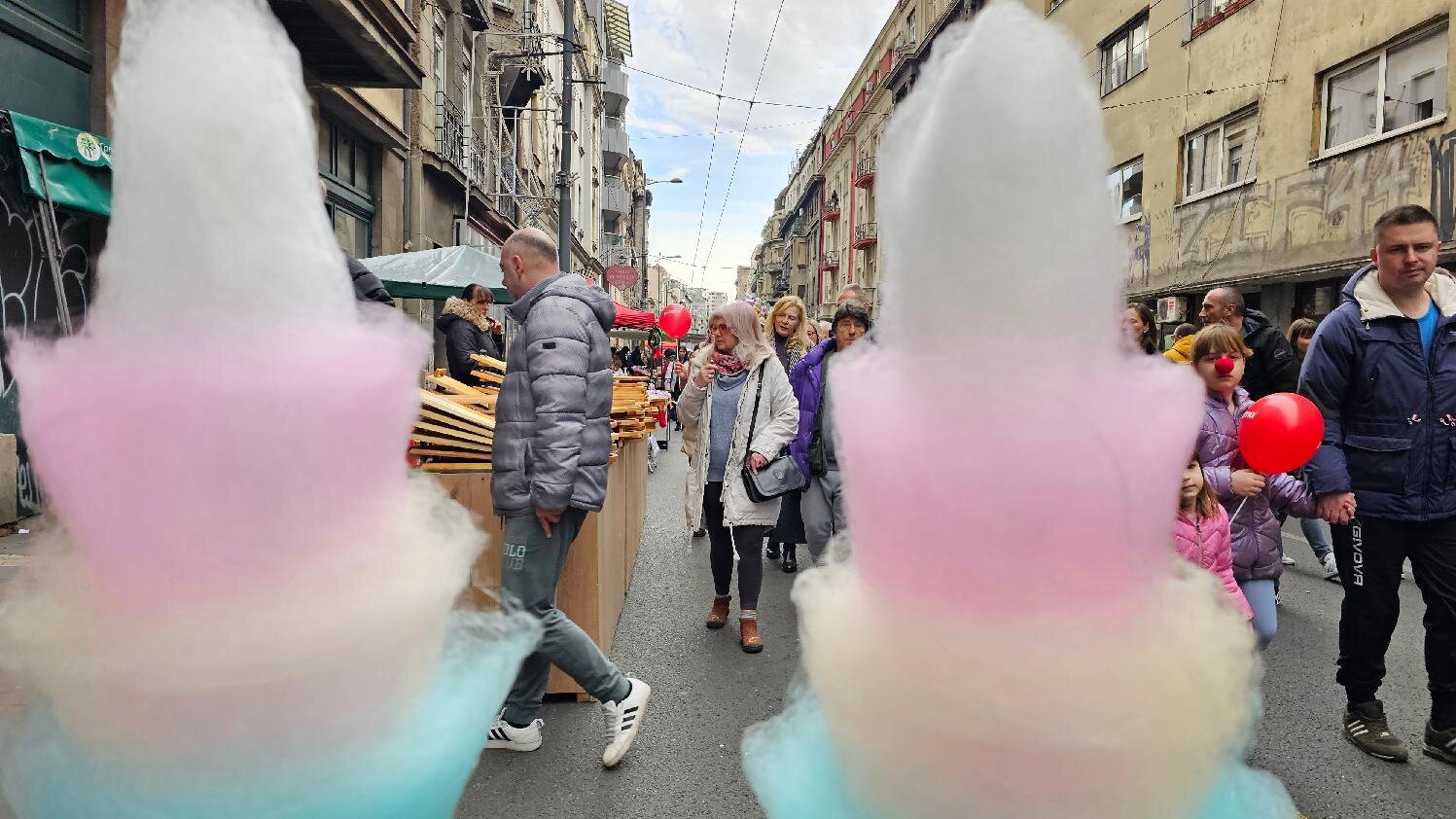 "Ulica otvorenog srca" u Beogradu: Igračke i slatkiši za najmlađe, ali i rakija za odrasle 6