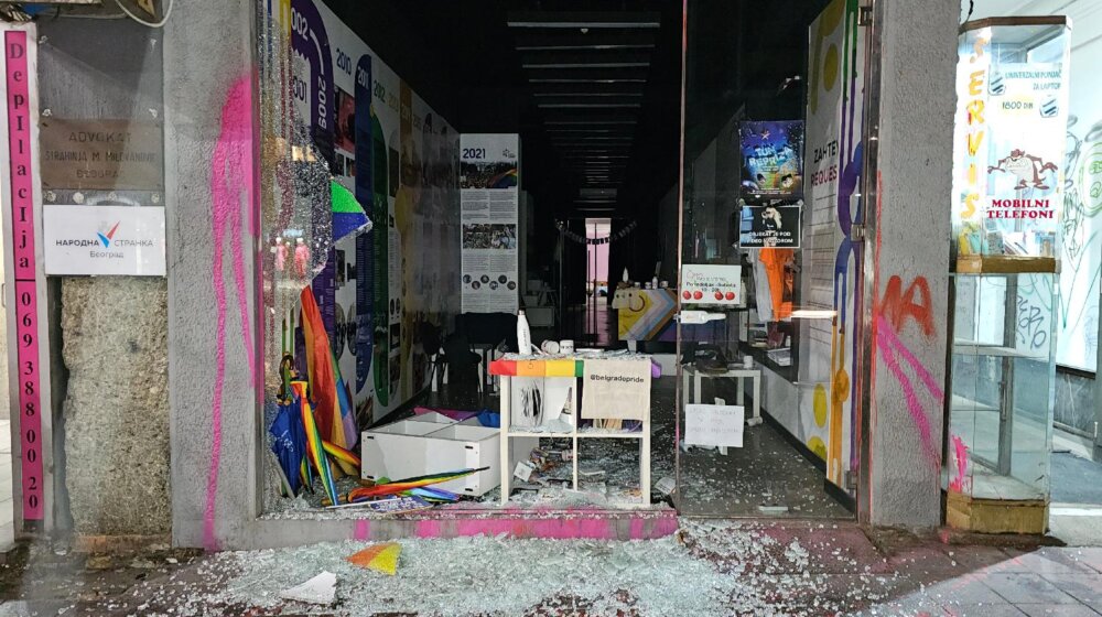 Napadnut Prajd info centar u Beogradu, kamera snimila počinioca (VIDEO) 1