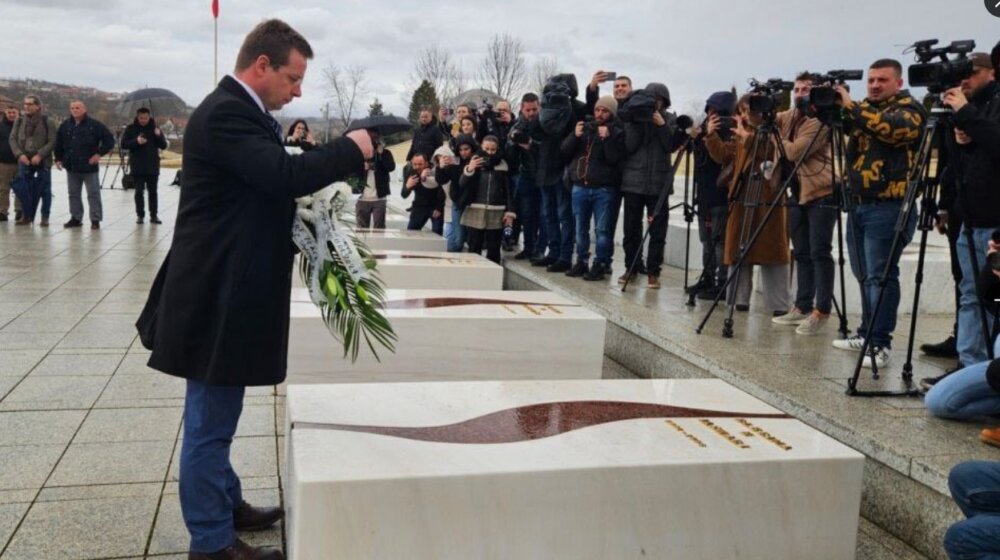 Mi, koji bolju budućnost za naše narode gradimo, mi se ne plašimo!: Advokat Čedomir Stojković položio cveće na grob Bljerine Jašari 1