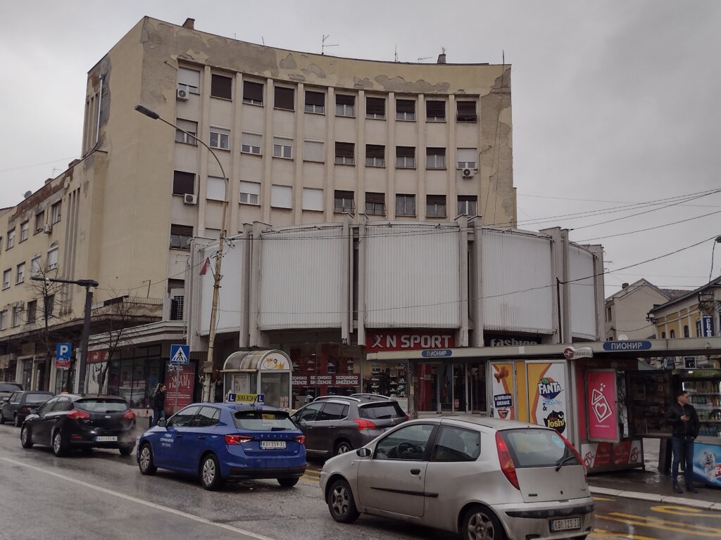 "Stanje je takvo da su i pacovi pocrkali": Pionir, jedna od najpoznatijih zgrada u Kragujevcu, propada od temelja do krova (FOTO) 16