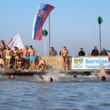 Šta simbolizuje plivanje za Časni krst na Bogojavljenje 5