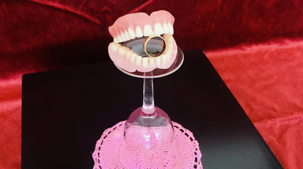 Kroz svoje mrtve bolje upoznajem(o) sebe: Nemogućnost poimanja smrti iz ugla živog posmatrača Dragane Nikoletić u Galeriji FLU 1