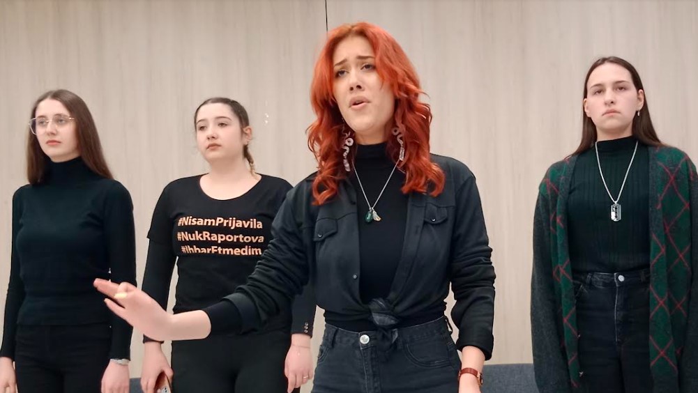 Selena Ristić sa devojkama Ono što povezuje devojke i žene na Balkanu jeste "kultura ćutanja’’: Selena Ristić o interkulturalnim predstavama kao najboljem načinu da se prihvate različitosti 2