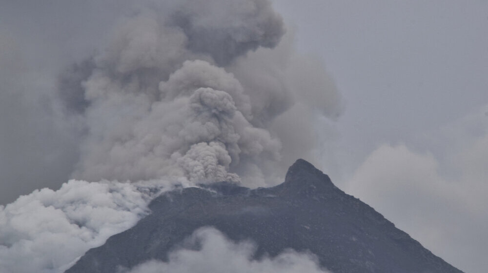 Više hiljada ljudi evakuisano u Indoneziji zbog erupcije vulkana 1