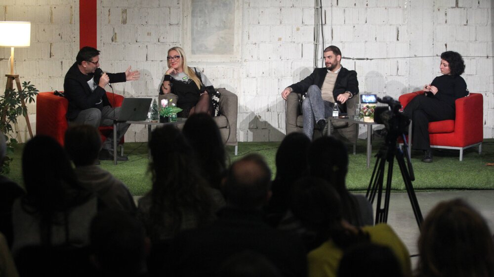 Tribina Na kafi sa psihologom: Postprazničnu depresiju izazivaju osećanja potisnuta tokom slavlja 1