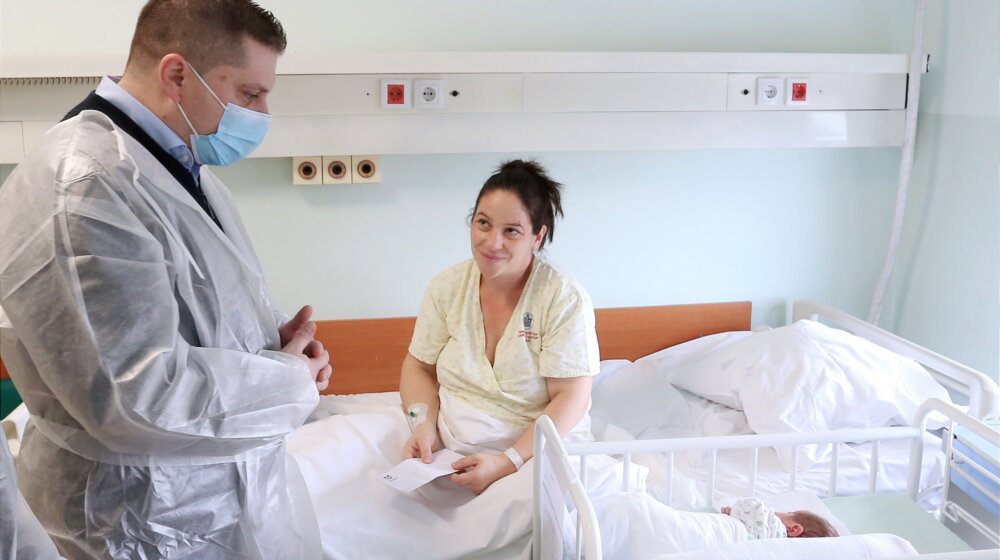 Nikodijević u ime Grada Beograda uručio novčane čestitke prvorođenjim bebama 1