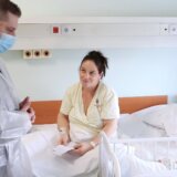 Nikodijević u ime Grada Beograda uručio novčane čestitke prvorođenjim bebama 14