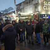 "Ukoliko nam ne reše komunalne probleme, pokazaćemo im šta mislimo na lokalnim izborima": Građani niškog naselja Delijski Vis blokirali saobraćaj 7