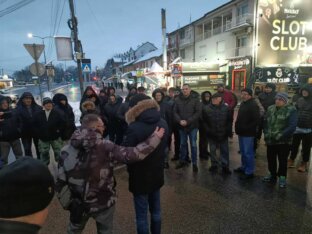 foto, delijski vis protest 20.1.24 4, privatna arhiva "Ukoliko nam ne reše komunalne probleme, pokazaćemo im šta mislimo na lokalnim izborima": Građani niškog naselja Delijski Vis blokirali saobraćaj 4